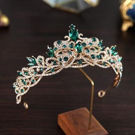 Green And Gold Dama Dresses, Green Crown Queen, Quince Dresses Emerald Green With Gold, Quinceanera Tiaras Emerald Green, Princess And The Frog Quince Crown, Emerald Green And Gold Tiara, Gold And Emerald Crown, Emerald Green Quince Jewelry, Green And Gold Tiara