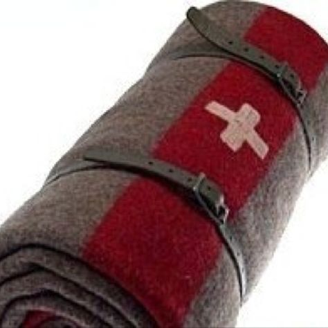 Original Swiss Army bed roll. This would be perfect to have on the bike. Army Blanket, Bed Roll, Easy Camping Hacks, Blanket Roll, Bushcraft Kit, Bushcraft Camping, Free Camping, Bug Out Bag, Adventure Gear