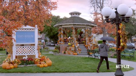 A 'Gilmore Girls' fan festival is bringing Stars Hollow to life Gilmore Girls Facts, Gilmore Girls Fan, Small Town Romance, New England Fall, Lorelai Gilmore, Girls Getaway, Stars Hollow, All I Ever Wanted, Today Show