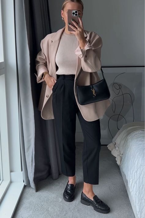 Signe Leather Black - Flattered curated on LTK Blazer And Jeans Outfit, Blazer And Jeans, Winter Blazer, Look Office, Office Casual Outfit, Look Formal, Corporate Fashion, Blazer Outfit, Office Outfits Women