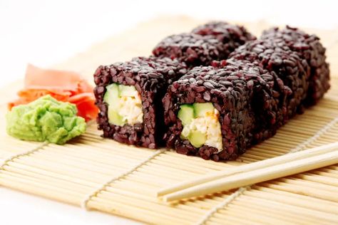 How to Cook Black Rice (Plus 7 Delicious Recipes!) - Organic Authority Gothic Food, Vegetarian Sushi Rolls, Cooking Black Rice, Black Rice Recipe, Resep Sushi, Black Rice Pudding, Sushi Dessert, Vegetarian Sushi, 200 Calorie Meals