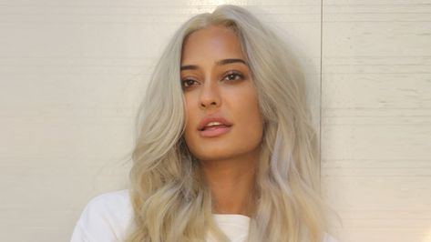 Indian Skin Hair Color, Brown Skin Blonde Hair, Blonde Hair Cartoon, Dark Skin Blonde Hair, Red Hair With Bangs, Lisa Haydon, Cool Blonde Hair Colour, Red Hair Inspiration, Tan Skin Blonde Hair