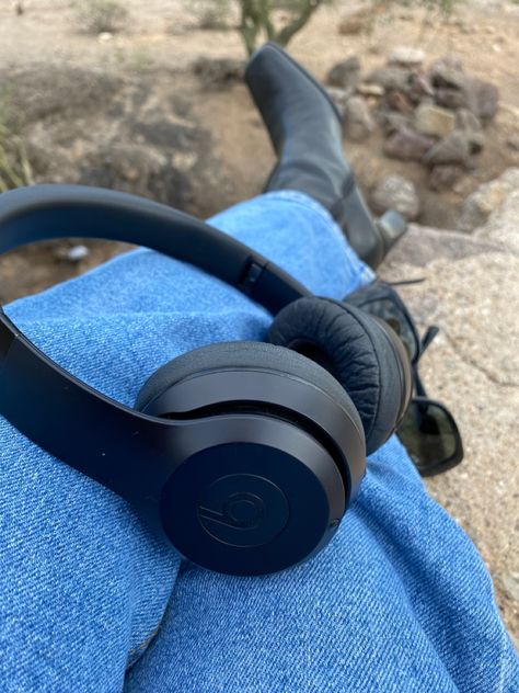 Black Headphones aesthetic Head Phone Aesthetics, Black Beats Headphones Aesthetic, Beats Solo 3 Aesthetic, Beats Aesthetic, Beats Solo 3, Black Beats, Apple Headphones, Dre Headphones, Head Phones