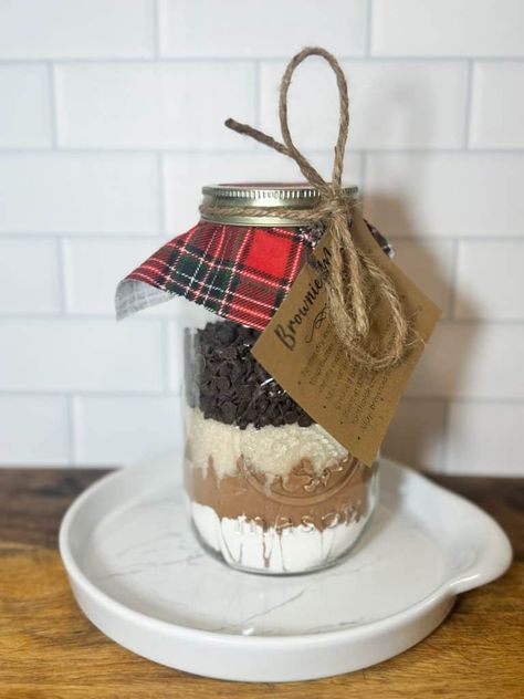 17 Holiday Treats You Can Make & Give as Gifts Jar Gifts For Christmas, Mason Jar Gifts For Christmas, Diy Brownies, Benefits Of Oregano, Brownies In A Jar, Homemade Brownie Mix, Oregano Oil Benefits, Gift Jar, Christmas Food Gifts