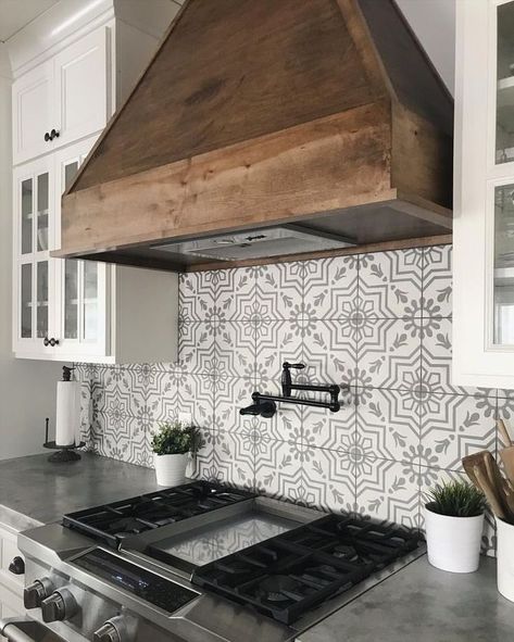 Farmhouse Kitchen Backsplash Ideas, Interior Design Country, Farmhouse Kitchen Backsplash, Stove Backsplash, Kitchen Countertop Materials, Herringbone Backsplash, Decor Ikea, Classic Kitchen, Farmhouse Ideas