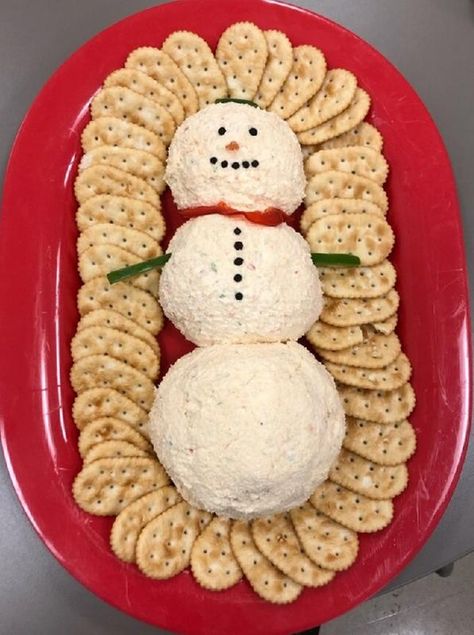 Cheese Snowman Frosty The Snowman Snacks, Snowman Cheese Ball Recipes, Snow Man Cheese Ball Recipes, Cheese Ball Recipes Christmas, Snowman Appetizers, Cheese Ball Snowman, Snowman Food Ideas, Christmas Cheese Balls Ideas, Snowman Cheeseball Recipe