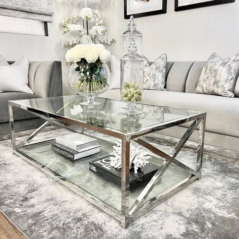 Mirrored Table Decor, Glam Livingroom, Mirrored Coffee Table, Silver Coffee Table, Mirror Decor Living Room, Coffee Table Stand, Black Living Room Decor, Center Table Living Room, Set Decoration