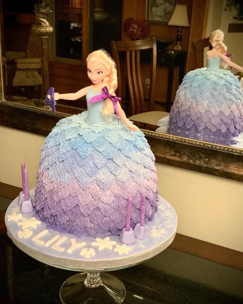 Purple ombre fondant dress with snowflake details Purple Elsa Cake, Elsa Doll Cake, Elsa Birthday Cake, Princess Doll Cake, Elsa Cake, Elsa Cakes, Elsa Doll, Elsa Birthday, Elsa Dress