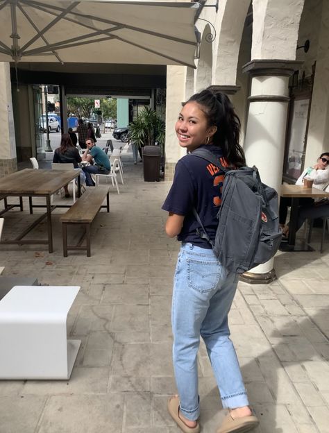 Kanken Backpack Outfit, Cali Life, Backpack Outfit, Cute Modest Outfits, Pink Backpack, Comfy Fashion, 2024 Fashion, Kanken Backpack, Fjallraven Kanken