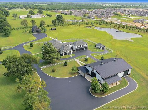 Garage Goals Big Garage House, Mansion Garage, Massive Garage, Garage Goals, Big Garage, Red House, Garage House, Car Collection, Mansion