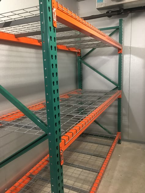 Pallet Racking Ideas, Container Shelving, Liquor Party, Industrial Rack, Drinks Liquor, Warehouse Pallet Racking, Diy Rack, Rack Industrial, Store Shelves Design