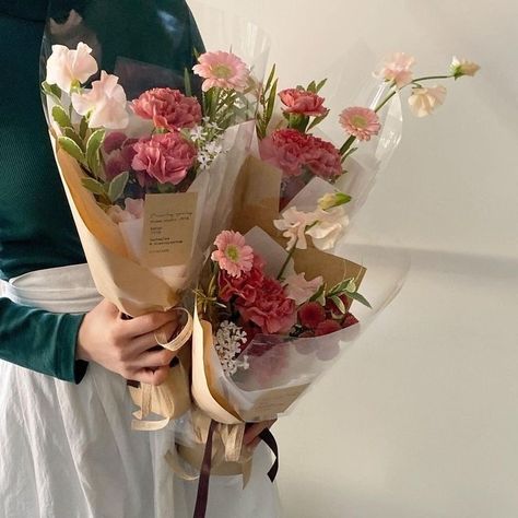 bouquet flowers spring summer aesthetic plants Love Bouquet, Flower Hearts, Flowers And Hearts, Green Pastel, R A, Valentine's Day, Pastel, Valentines, Flowers