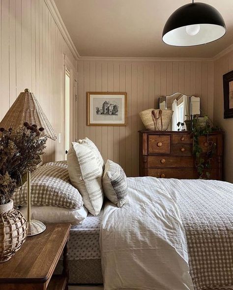 Classic Guest Bedroom Ideas, Maine Aesthetic Interior, Cottage Core Guest Room, Cabin Guest Room Ideas, Noelle Downing Home, Cottage Core Guest Bedroom, Cottagecore Guest Bedroom, Farmhouse Guest Bedroom Ideas, Guest Room Cottage