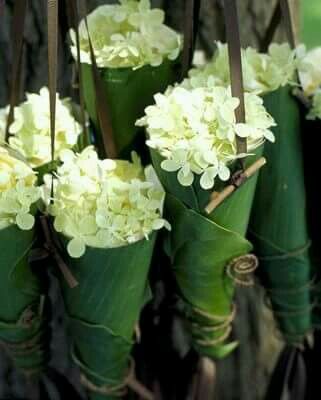 Bouquet Vase, Deco Floral, Arte Floral, Banana Leaf, Green Wedding, A Tree, Wedding Designs, Flower Decorations, Floral Art