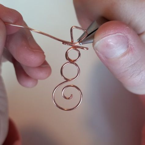 Elizabeth Schultz's Wire Snowman Earrings | Holiday Designs Wire Wrap Christmas Ornaments, Wire Snowman, Christmas Earrings Diy, Holiday Earrings Diy, Diy Christmas Earrings, Wire Shapes, Wire Beading, Wire Projects, Wire Wrapping Jewelry