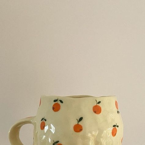 Oranges Ceramic Painting, Handmade Pottery Bowl, Pottery Painting Oranges, Ceramic Pitcher Painting Ideas, Pottery Painting Mug Ideas Easy, Diy Mug Painting, Painted Pottery Mug, Cup Painting Ideas, Ceramic Mug Ideas