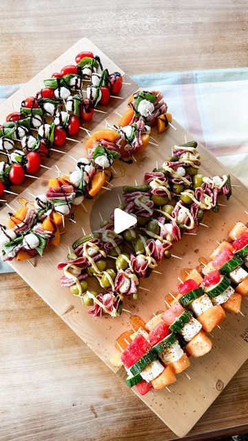 Samantha Bauchmann on Instagram: "APPETIZER SKEWERS 4 WAYS // april showers part 2 (a series of baby/bridal shower  + general dinner party ideas)! i love that these are so easy to prep and can cater to a variety of flavors and preferences - perfect for a crowd! #appetizers #skewers #partyideas   SKEWERS: TRADITIONAL CAPRESE - mozzarella balls, cherry tomatoes, basil leaves, balsamic glaze, maldon salt SPRING CAPRESE - peace slices, prosciutto, mozzarella balls, balsamic glaze, honey FETA + MELON -  watermelon, cantaloupe, feta, cucumber, hot honey, tajin SALTY + SAVORY - garlic stuffed olives, italian salami, marinated mozzarella balls, cochrans, honey mustard" Kabob Party Ideas, Caprese On A Stick, Melon Charcuterie Board, Melon And Prosciutto Appetizers, Caprice Skewers, Italian Skewers Appetizers, Mini Skewers Appetizers, Backyard Appetizers, Appetizers On Skewers