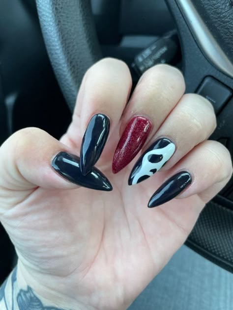 Nails Acrylic Ghost Face, Acrylic Nails Halloween Simple, Horror Nails Almond, Nail Designs Ghost Face, Simple Ghost Face Nails, Easy Ghost Face Nails, Simple Ghostface Nails, Horror Nails Easy, Horror Nails Acrylic Short