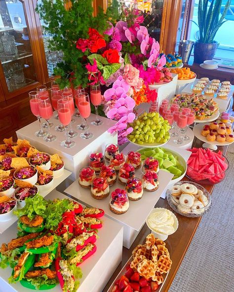 Sydney Catering •Hayat & Fay• on Instagram: “This FUN Brunch spread 🌈💕 We created for Olivia’s Hens featuring all things fun & colourful for her Wizard of Oz theme💛 Event planner…” Tropisk Fest, Wizard Of Oz Theme, Catering Food Displays, Decorações Com Comidas, Brunch Spread, Party Food Buffet, Brunch Table, Catering Ideas Food, Party Food Platters