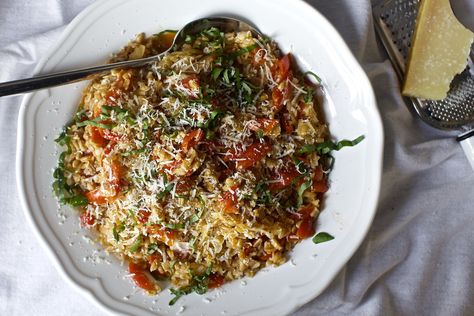 One-pan, hands off, ridiculously good farro that doesn’t taste [sotto voce] “wholesome” at all, hooray. Smitten Kitchen, One Pan, Meatless Meals, One Pot Meals, Vegetarian Dishes, Pretty Food, Pot Recipes, Tomatoes, Main Dishes