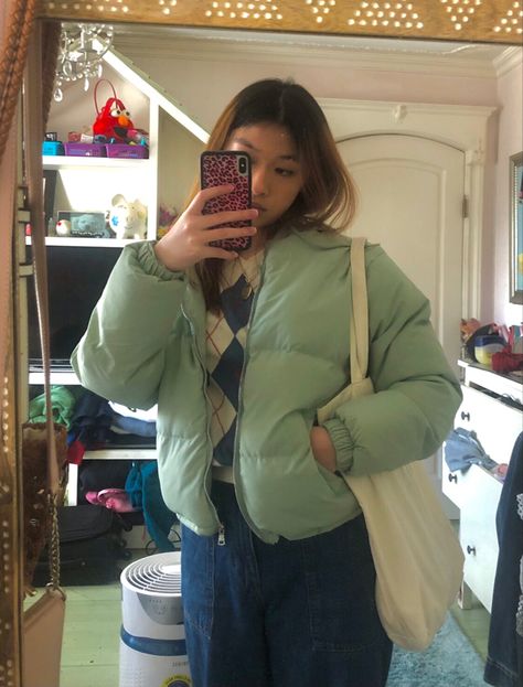 Preppy Mirror Selfie, Puffer Jacket Winter Outfit, Green Puffer Jacket Outfit, Preppy Mirror, Sage Green Jacket, Jacket Winter Outfit, Trendy Style Fashion, Green Puffer Jacket, Puffer Jacket Outfit