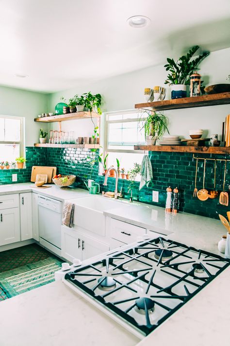 10 Colorful Kitchens That Buck The All-White Trend – SheKnows Green Backsplash, Green Kitchen Decor, Kitchen Design Color, Bohemian Kitchen, Belek, Bachelor Pad, Boho Kitchen, Trendy Kitchen, Green House