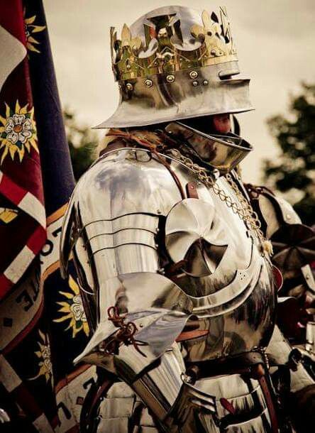 The Sun in Splendour... Edward IV, the ultimate warrior king, resplendent in his superb armour, marshalls his troops at Tewkesbury in 1471.  His victory secured Yorkist supremacy for the rest of his reign. Costume Armour, Century Armor, Historical Armor, 다크 판타지, Knight Armor, Arm Armor, Suit Of Armor, Medieval Armor, Medieval Knight