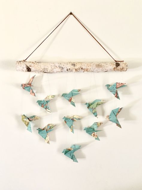 Travel inspired map paper birds. Origami bird wall hanging for the artful home. Origami Birds Hanging, Mobil Origami, Paper Flower Bouquet Tutorial, Diy Paper Flower Bouquet, Diy Origami Home, Glen Ellyn Illinois, Flower Bouquet Tutorial, Diy Origami Home Decor, Hanging Origami