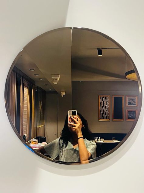 Mirror Selfie For Instagram Profile, Insta Pfp For Women, Women Dp For Instagram, Ig Dp Aesthetic Girl, Dps For Instagram Aesthetic, Instagram Story Fake Photo, Mirror Selfie Aesthetic Girly, Fake Selfie Mirror, Pfp Pics For Insta Profile