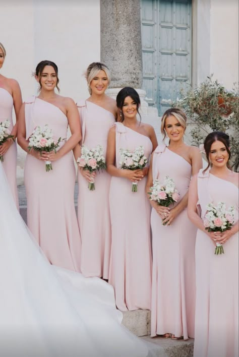 Bridesmaids wearing pale pink one shoulder dresses with bow at shoulder for an Italian outdoor wedding Loght Pink Bridesmaid Dresses, Revelry Bridesmaid Dresses Pink, Pink Bridesmaid Dresses Matching, Pale Pink Wedding Colors, Peony Pink Bridesmaid Dresses, Dusty Pink Groomsmen, Blush Pink Bridesmaids Dresses, Baby Pink Bridesmaid Dress, Pale Pink Bridesmaid Dress