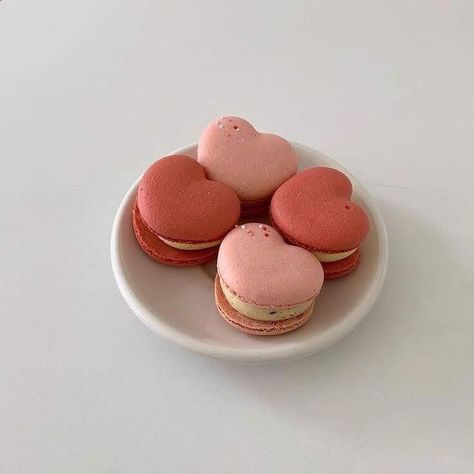 Kue Macaroon, 귀여운 음식 그림, Cute Baking, Pink Foods, Cute Desserts, Pretty Cakes, Cute Cakes, Cafe Food, Macaroons