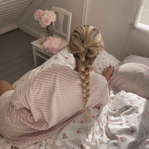 𝐌𝐚𝐥𝐮 ❀ on Twitter: "Saturdays are for self-care 💭🌸🥂… " Soft Life Era, Hairstyles For All Hair Types, Pink Pilates, Pilates Princess, Soft Life, Trendy Hairstyles, Pilates, Hairstyles, Bed