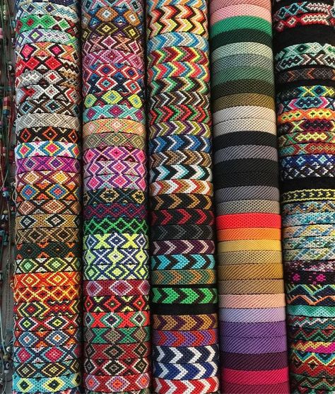 Brazilian Bracelet, Cute Friendship Bracelets, Yarn Bracelets, Embroidery Bracelets, Friendship Bracelets Designs, Diy Friendship Bracelets Patterns, Thread Bracelets, Diy Bracelets Patterns, Friendship Bracelets Diy