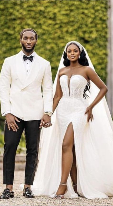 Bride And Groom Picture Ideas Photo Poses, Wedding Poses Black Couples, African American Wedding Ideas, Wedding Photos Black Couples, Bow Renewal, Melanin Wedding, Black Love Wedding, Black Couple Wedding, Black Bride And Groom