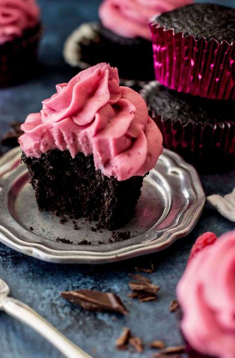 Vegan Chocolate Cupcake Recipe, Chocolate Raspberry Cake Recipe, Raspberry Cake Recipes, Raspberry Buttercream Frosting, Chocolate Raspberry Cupcakes, Vegan Chocolate Cupcakes, Dark Chocolate Cupcakes, Raspberry Frosting, Raspberry Cupcakes