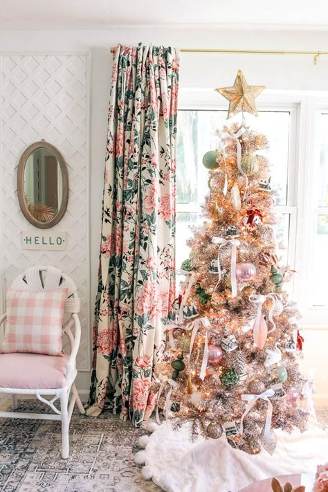 Fun Theme Christmas Tree, Pink Holiday Decor, Apartment Christmas Tree, Ladybug Christmas, Pastel Christmas Decor, Bow Trend, Pink Apartment, Christmas Glam, Girly Christmas