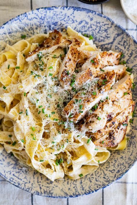 Easy Healthy Chicken Alfredo - Simply Delicious Chicken Fettucini, Meal Prep Greek, Healthy Alfredo Sauce, Healthy Chicken Alfredo, Easy Healthy Pasta Recipes, Chicken Alfredo Fettuccine Recipe, Easy Healthy Chicken, Alfredo Chicken, Chicken Fettuccine Alfredo