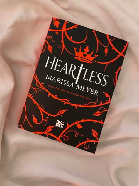 Estoy empezando a leer el libro y lo estoy amando totalmente. El libro tiene un diseño único✨. Heartless Book Cover, Heartless Book, Heartless Marissa Meyer, Book Girlies, Marissa Meyer Books, Teenage Books To Read, Mythology Books, Reading Motivation, Marissa Meyer