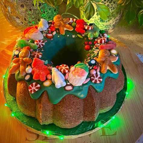 Nothing Bundt Cake Gift Ideas, Creative Bundt Cake Ideas, Bunt Cake Designs, Festive Bundt Cake, Bundt Cake Design, Bundt Cake Decorating, Bundt Cake Decorations, Christmas Bundt Cake, Colorful Christmas Decorations