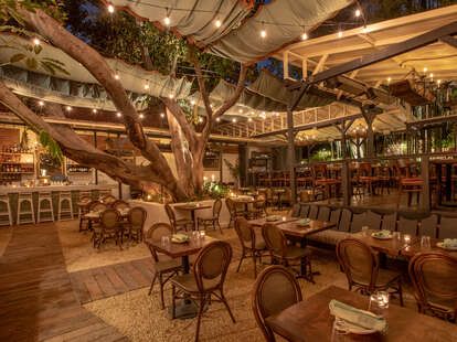 Food Los Angeles, Los Angeles Food, Night Bar, Restaurant Patio, Los Angeles Restaurants, Outdoor Dining Room, Romantic Restaurant, Mediterranean Food, Echo Park