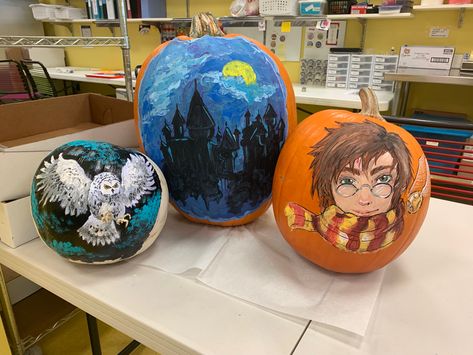 Hogwarts Pumpkin Painting, Harry Potter Pumpkin Painting, Hogwarts Griffindor, Harry Potter Pumpkin, Owl Pumpkin, Harry Potter Background, Pumpkin Designs, Halloween Pumpkin Designs, Creepy Halloween Decorations