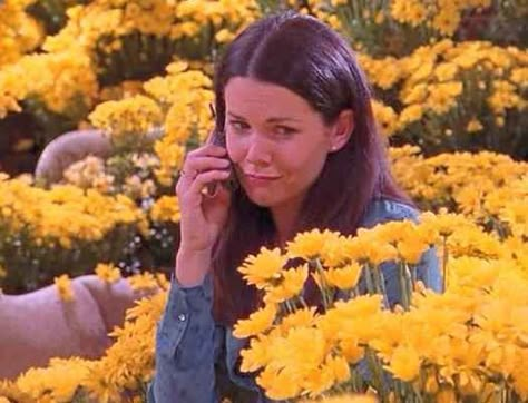 When Max had 1,000 yellow daisies delivered to Lorelai (“Not 1,001, not 999, but 1,000.”) and proposed to her. Gilmore Girls Episodes, Gilmore Girls Aesthetic, Gilmore Girls Fan, Team Logan, Oy With The Poodles Already, Oy With The Poodles, Gilmore Girl, Lorelai Gilmore, Yellow Daisies