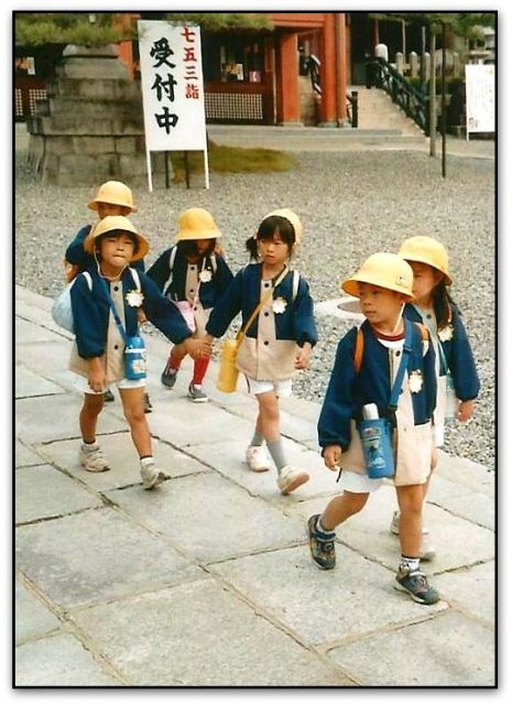 School children - brings back sweet memories of my daughters when we lived in Japan! Japan Kindergarten Uniform, Japanese Daycare, Japanese Childhood, Children's Day Japan, Japanese Elementary School, Japan School, Big School, Japanese Uniform, Japanese Kids