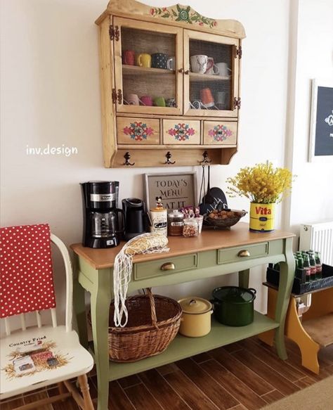 Funky Coffee Bar, Eclectic Coffee Bar, Cottage Core Coffee Bar, Colorful Coffee Bar, Cottagecore Coffee Bar, Retro Coffee Bar, Kitchen Decorations Ideas, Simple Kitchen Decor, Decoration Ideas Kitchen