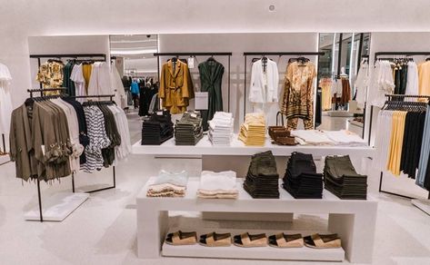 Zara opens one of its biggest stores at Intu Lakeside Brand Banner, Fashion Store Design, Upscale Decor, Fashion Display, Shoe Store Design, Zara Shop, Zara Store, Clothing Store Displays, Clothing Store Interior