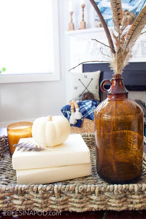 Decorating with Amber Glass for Fall Peach Bedrooms, Jars In Kitchen, Amber Glass Christmas, Jar Centerpiece Wedding, Fall Feeling, Modern Fall Decor, Fall Vignettes, Antique Booth, Glass Apothecary Jars