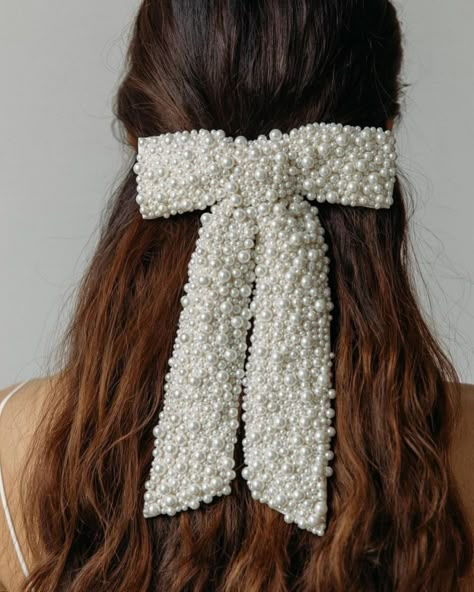 The Top 2022 Wedding Trends are Here Pearl Bow Hairstyle, Diy Bow Barrette, Pearl Themed Wedding, Pearl Hair Bow, Unique Veils, Bow With Pearls, Pearl Hair Accessories, Luxury Hair Accessories, Bow Barrette