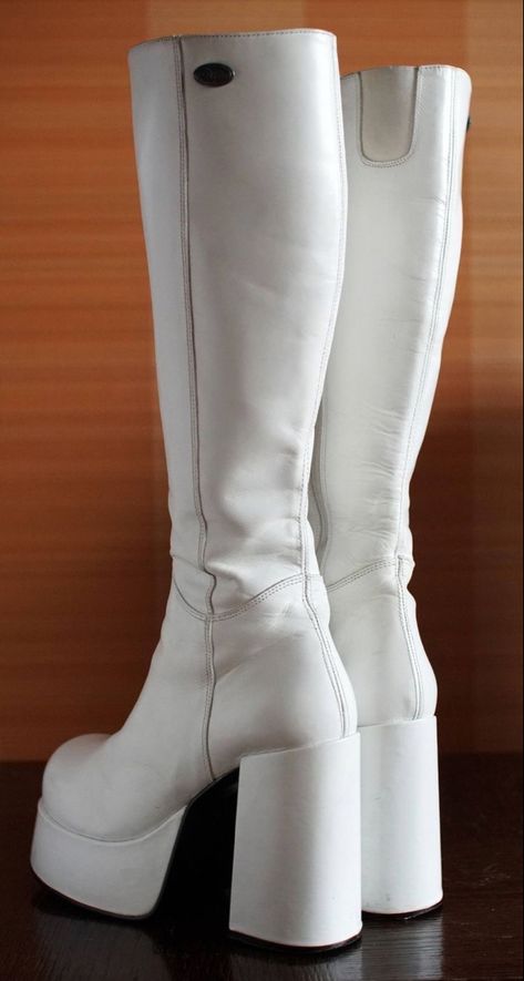 Platform Boots White, Platform Boots Outfit, Boots Grunge, Outfit Club, Buffalo Boots, Dr Shoes, Grunge 90s, Funky Shoes, Boating Outfit