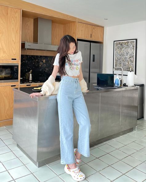 Casual Outfits Crocs, Crocs Outfit Ideas For Women, Outfits To Wear With Crocs Casual, Korean Crocs Outfit, Women Clogs Outfits, Crocs Outfit Summer Women, Korean Crocs, Crocs Bae Clogs Outfits, Crocs Fashion Outfit