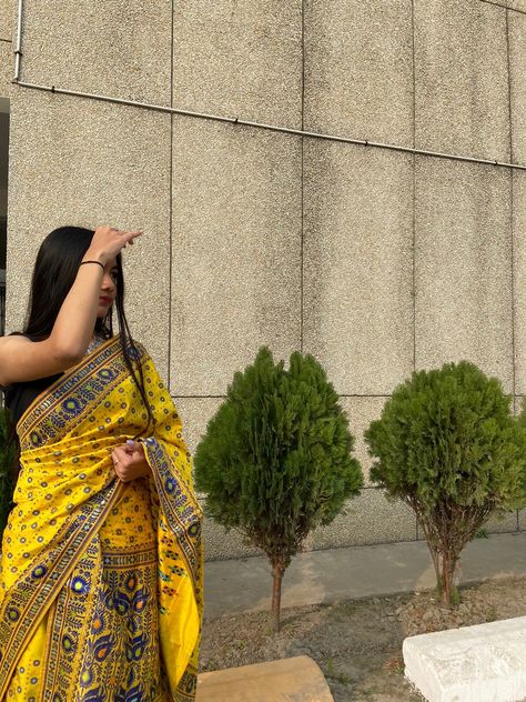 Yellow Mekhela Chador, Mekhela Chador Aesthetic, Saree Poses Photoshoot Ideas At Home, Bangladesh Girl, Saree Dp, Diwali Photoshoot, Mekhela Chador, Saree Poses, Insta Profile